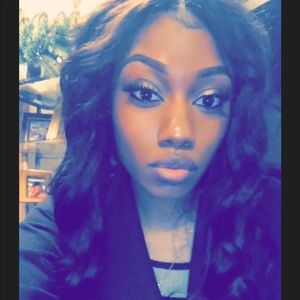 Meet your Posher, Auyana